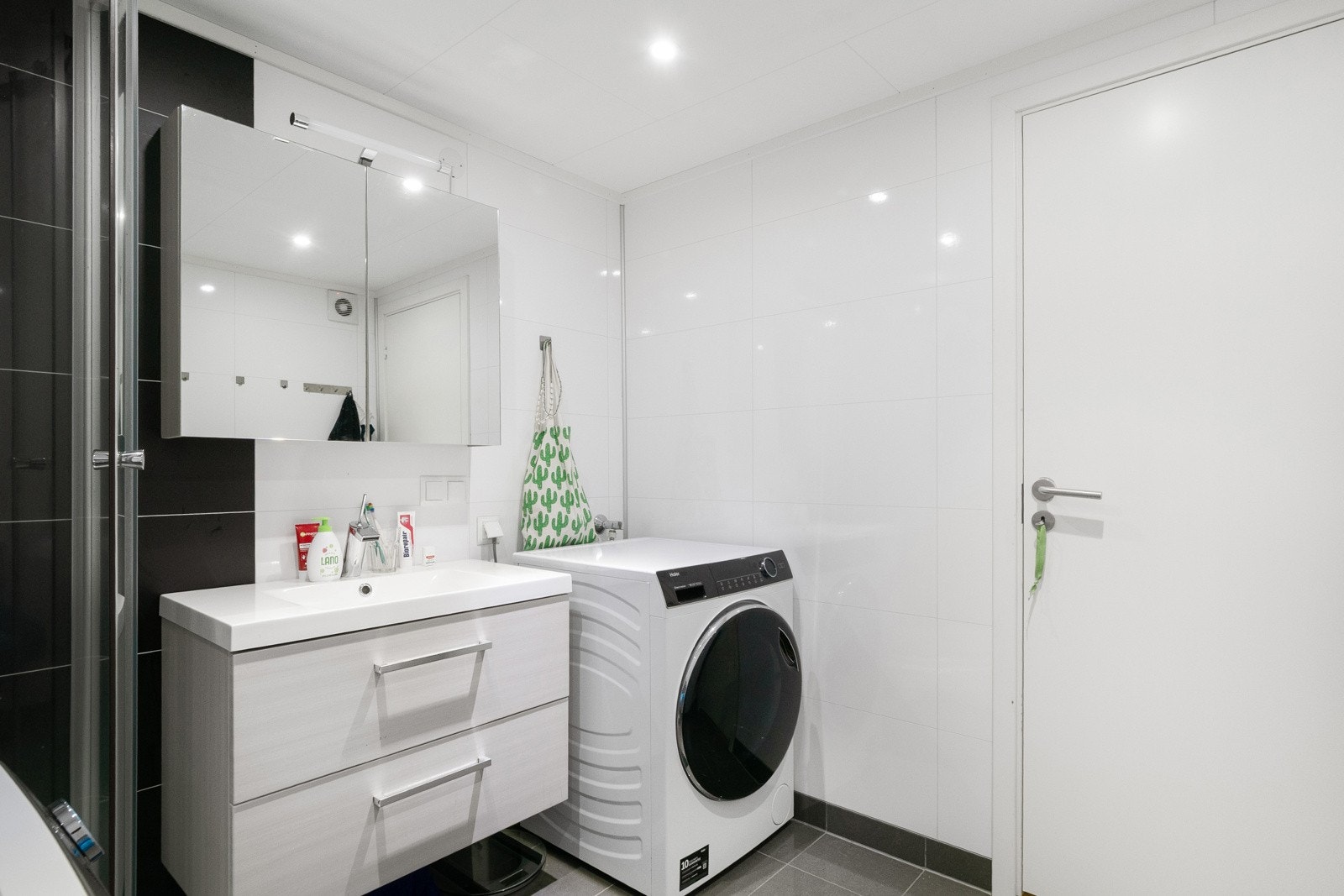 Badet i underetasje er innredet med toalett, dusjkabinett, servantinnredning og opplegg for vaskemaskin. Galleribilde