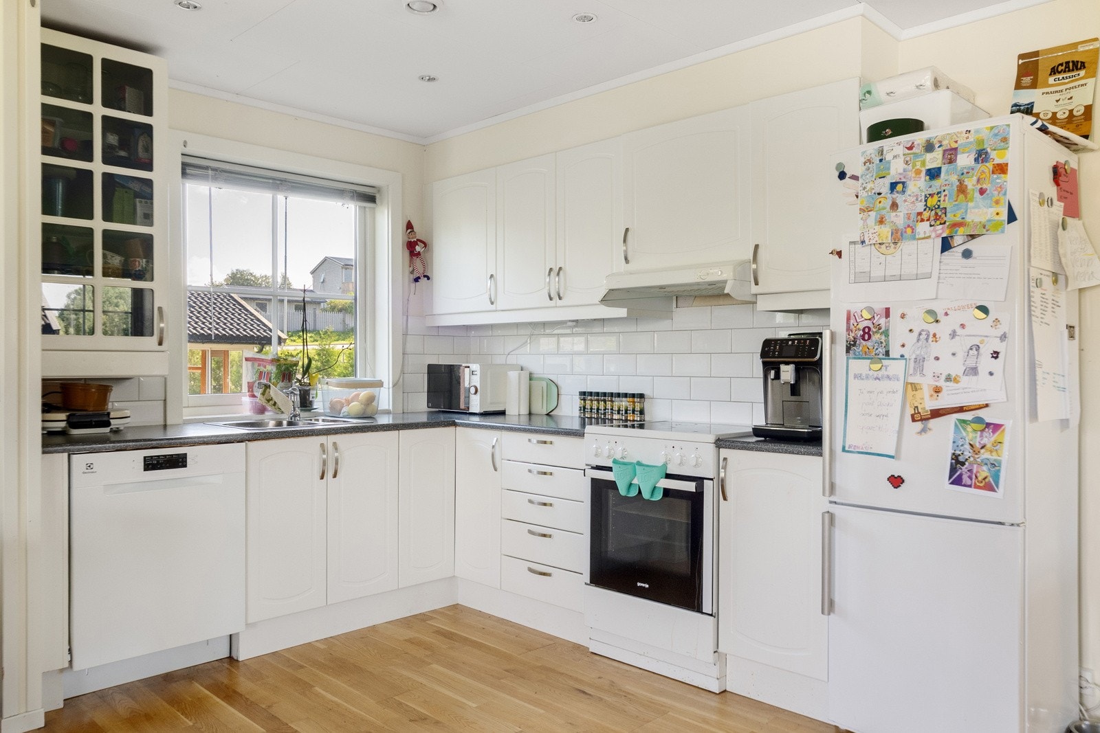 Kjøkkenet har avsatt plass for frittstående hvitevarer. Galleribilde