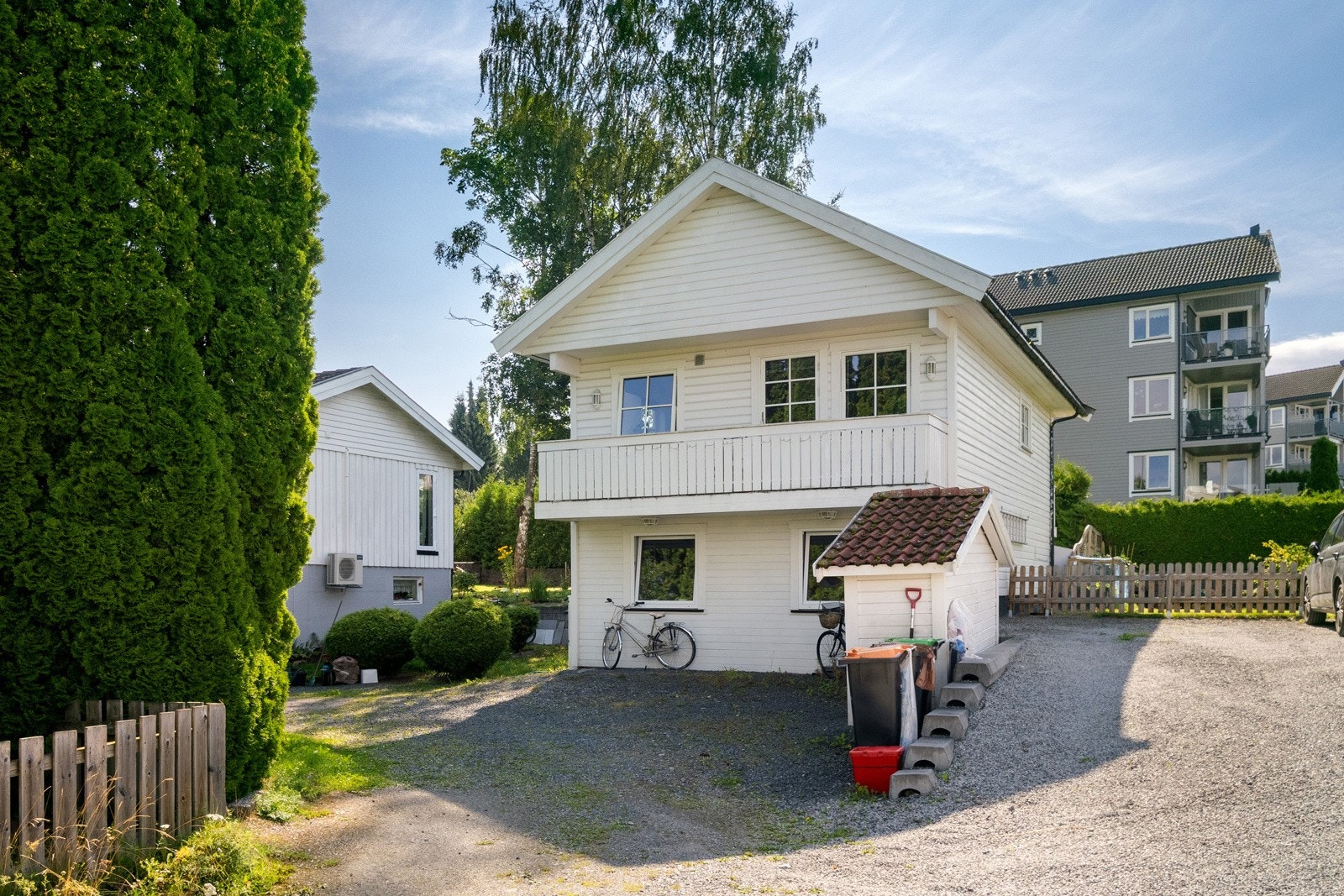 Garasje som er bygget på og ombygget til enebolig. Galleribilde