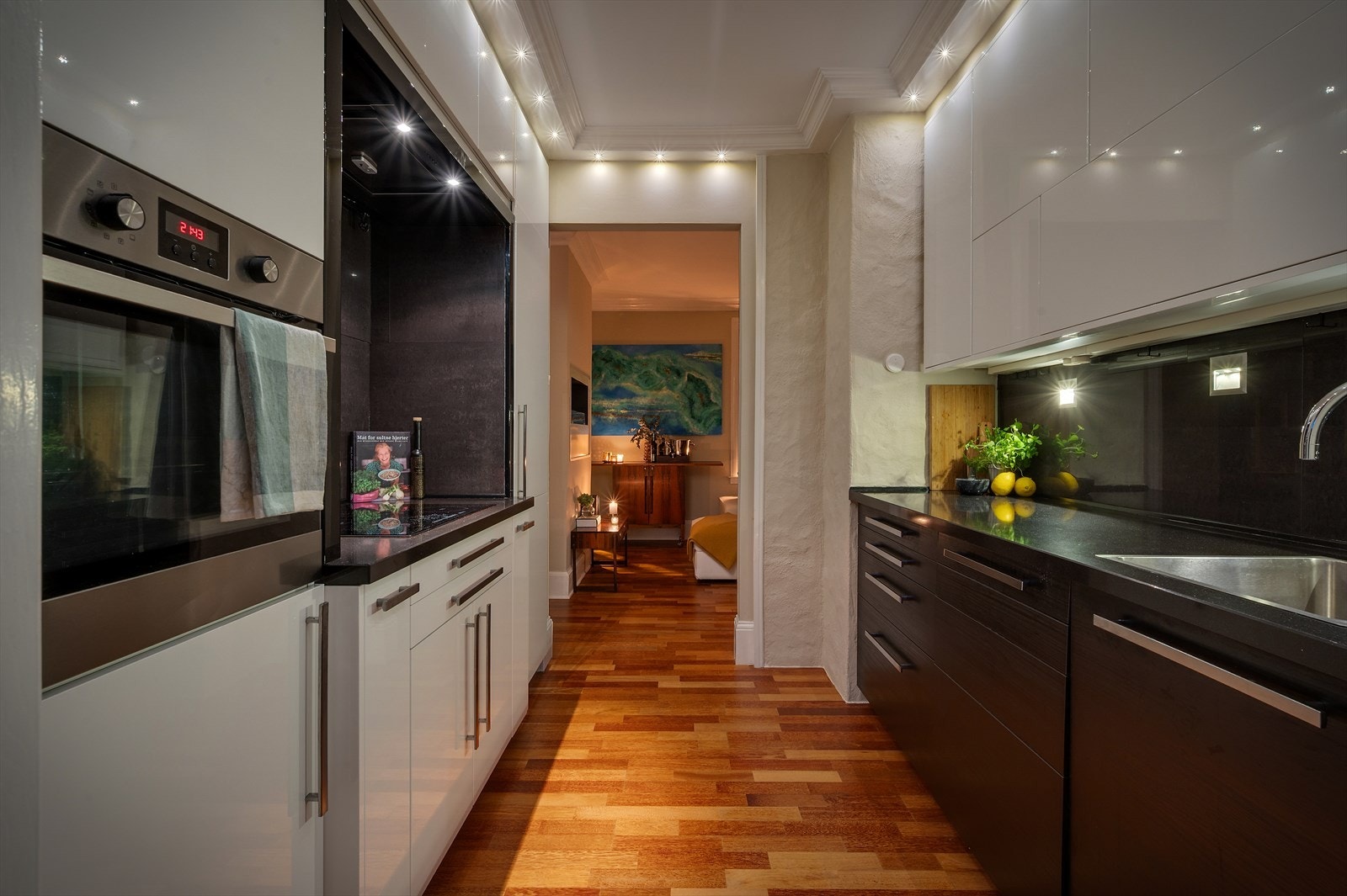 Godt utnyttet med god skap- og benkeplass. Galleribilde