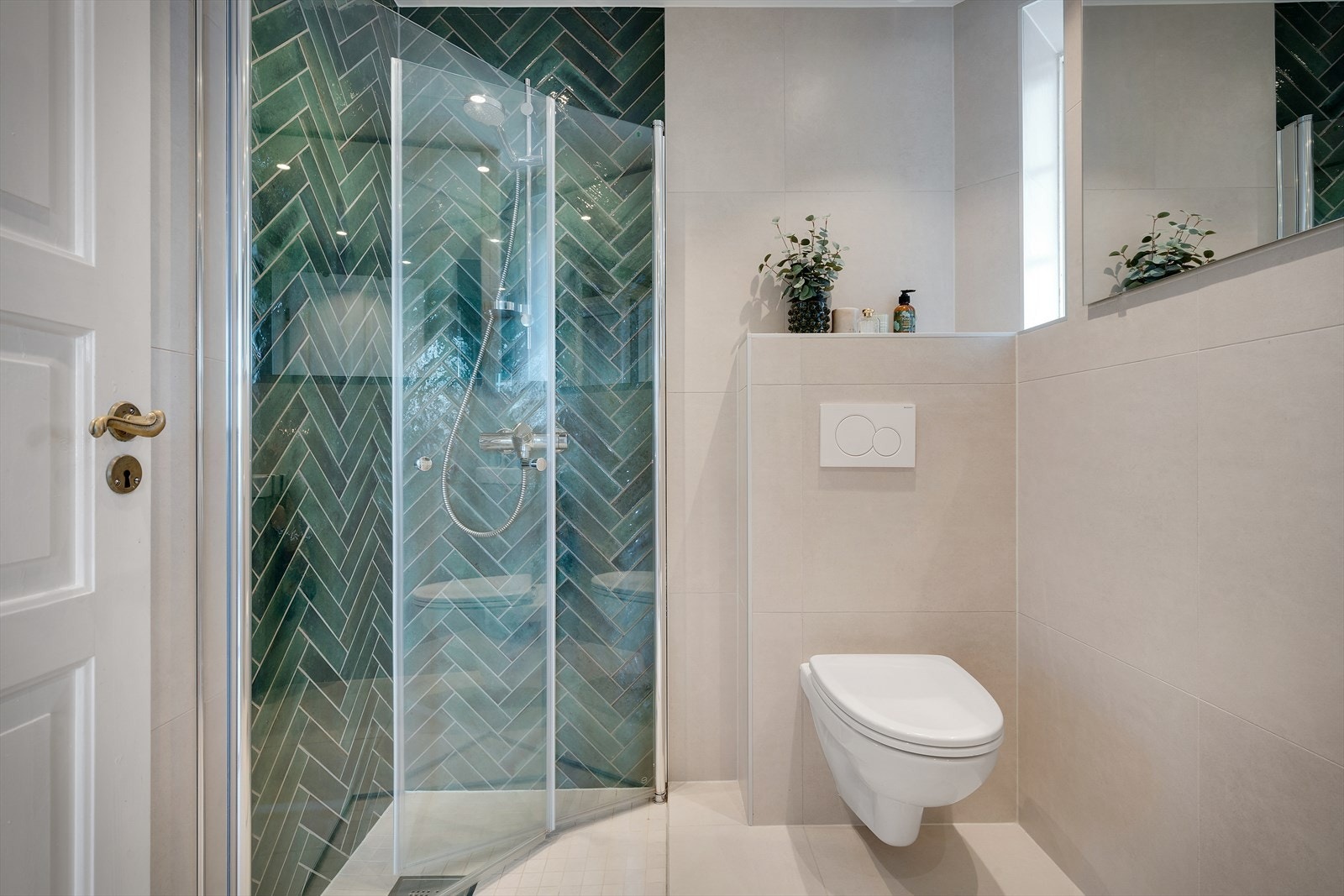 Lekkert bad som ble pusset opp i 2023. Utført av fagfolk. Galleribilde