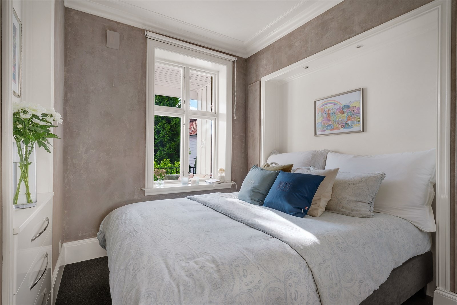 Plass til dobbeltseng og garderobeløsning. Galleribilde