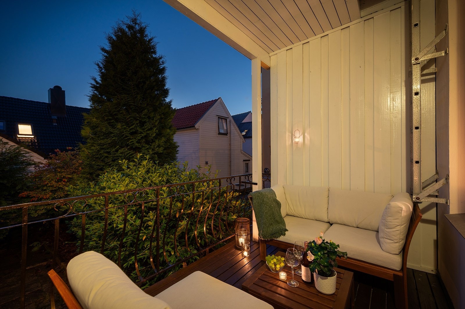 Koselig altan til kveldstid og dagtid. Galleribilde