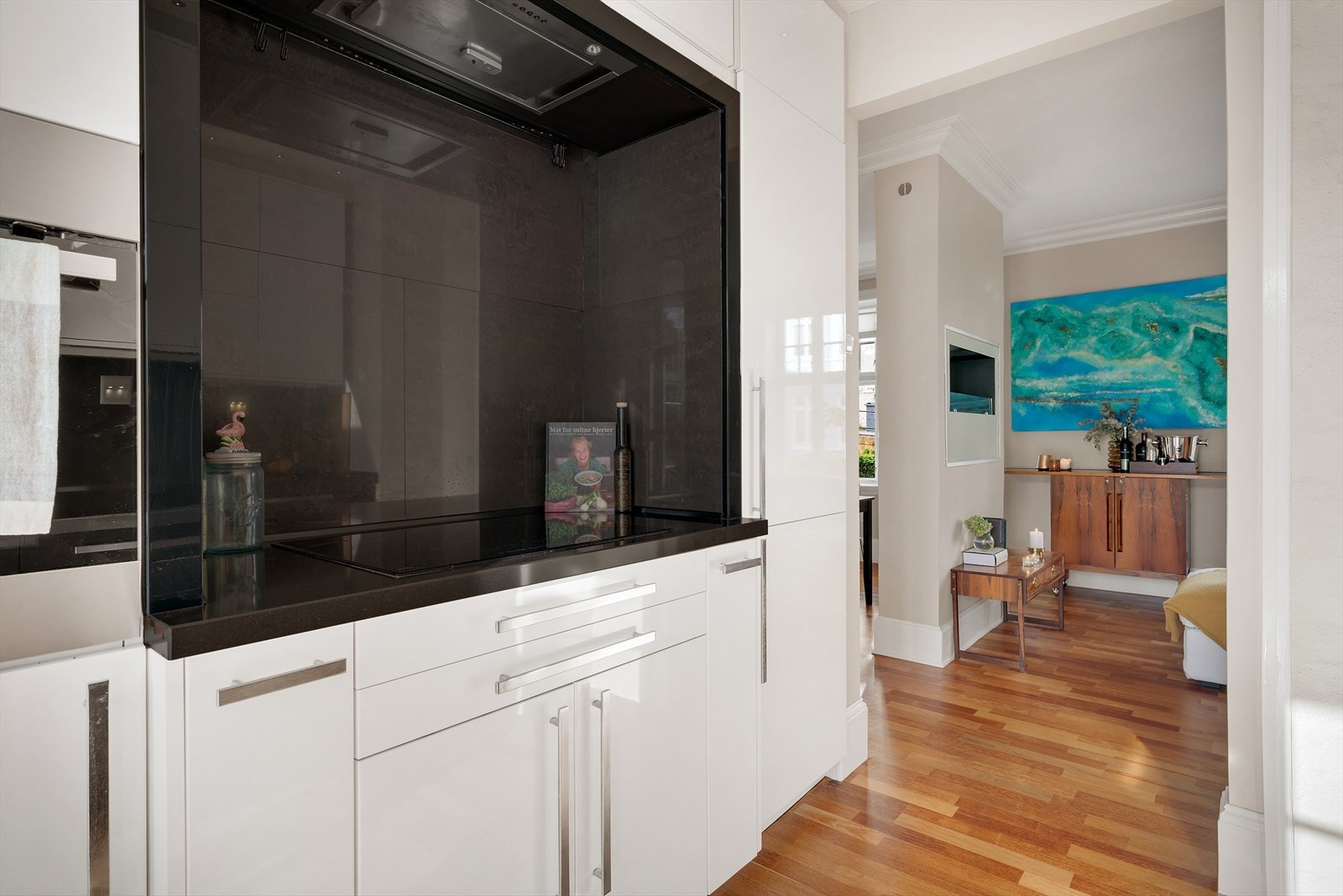 Kjøleskapet og fryser på kjøkkenet er nytt nå i mai 2025 og ble installert av fagfolk fra Husholdningsservice AS. Galleribilde