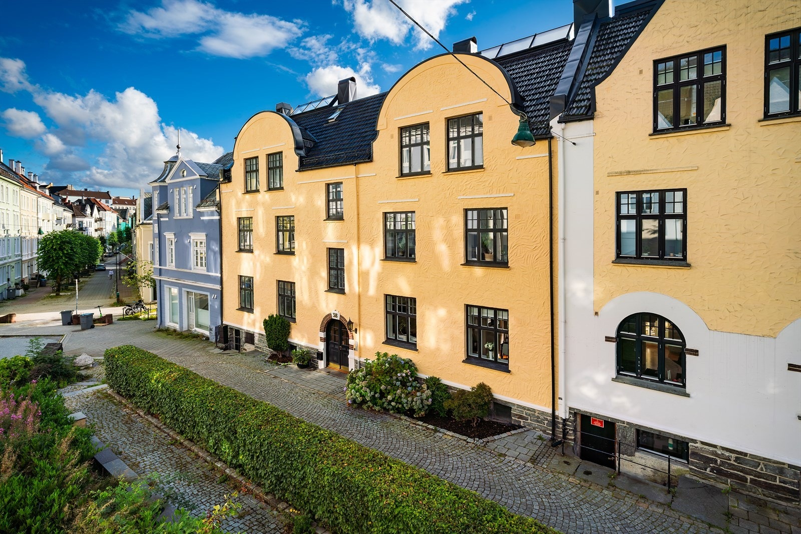 Området består av bygårder og fine parker. Galleribilde