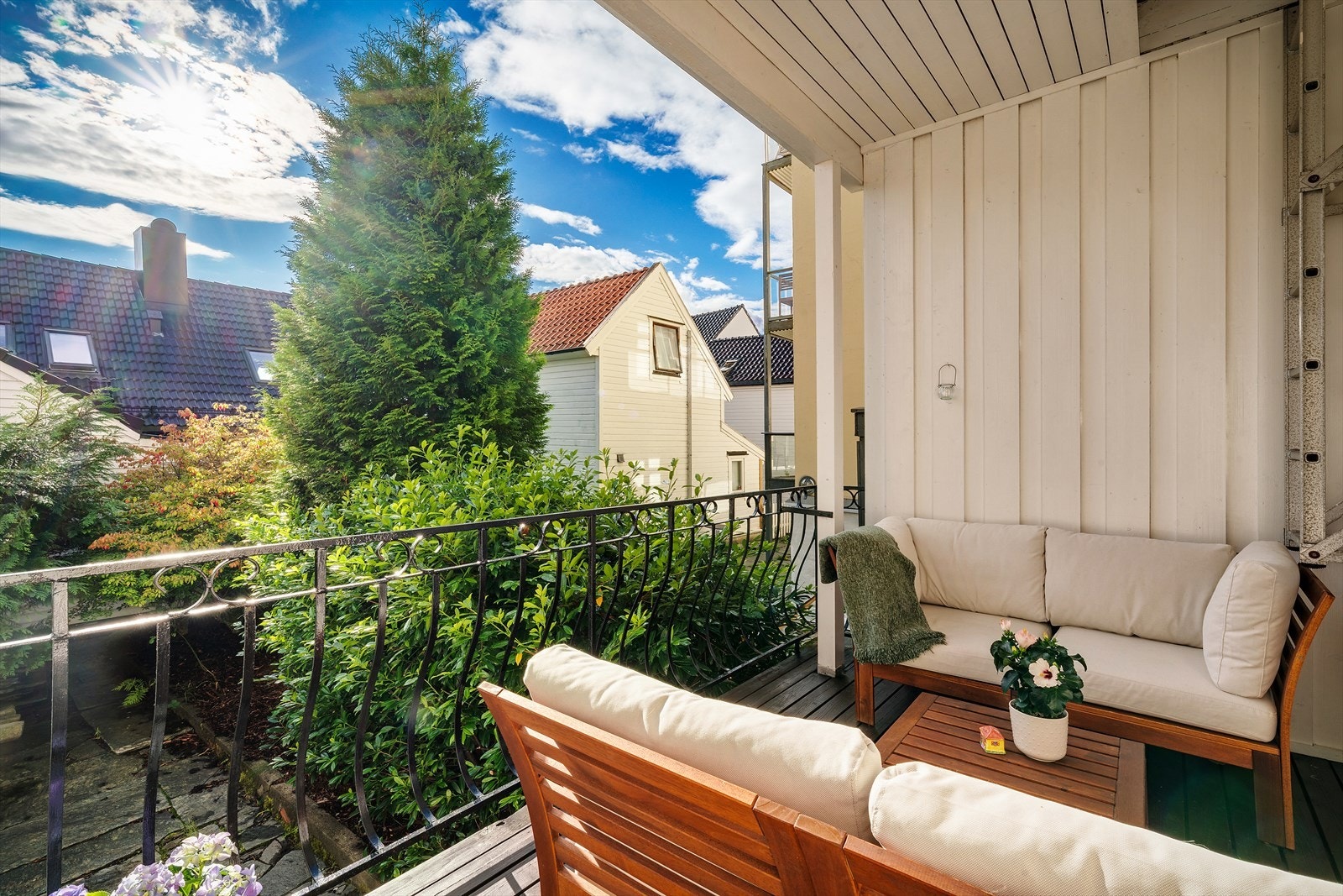 Solrik altan i fin bakgård. Galleribilde