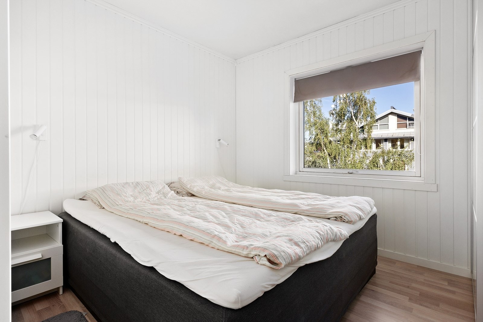 Leiligehten har to gode soverom. Dette soverommet er boligens minste. Det har plass til både dobbeltseng og garderobeløsning. Galleribilde