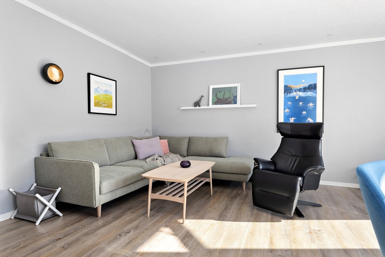 Stue I forbindelse med pipefornying er det nå lagt opp til at leiligheten kan installere vedfyringsovn, dersom det er ønskelig. I taket er det spotter som sørger for stemningsfull belysning. Galleribilde