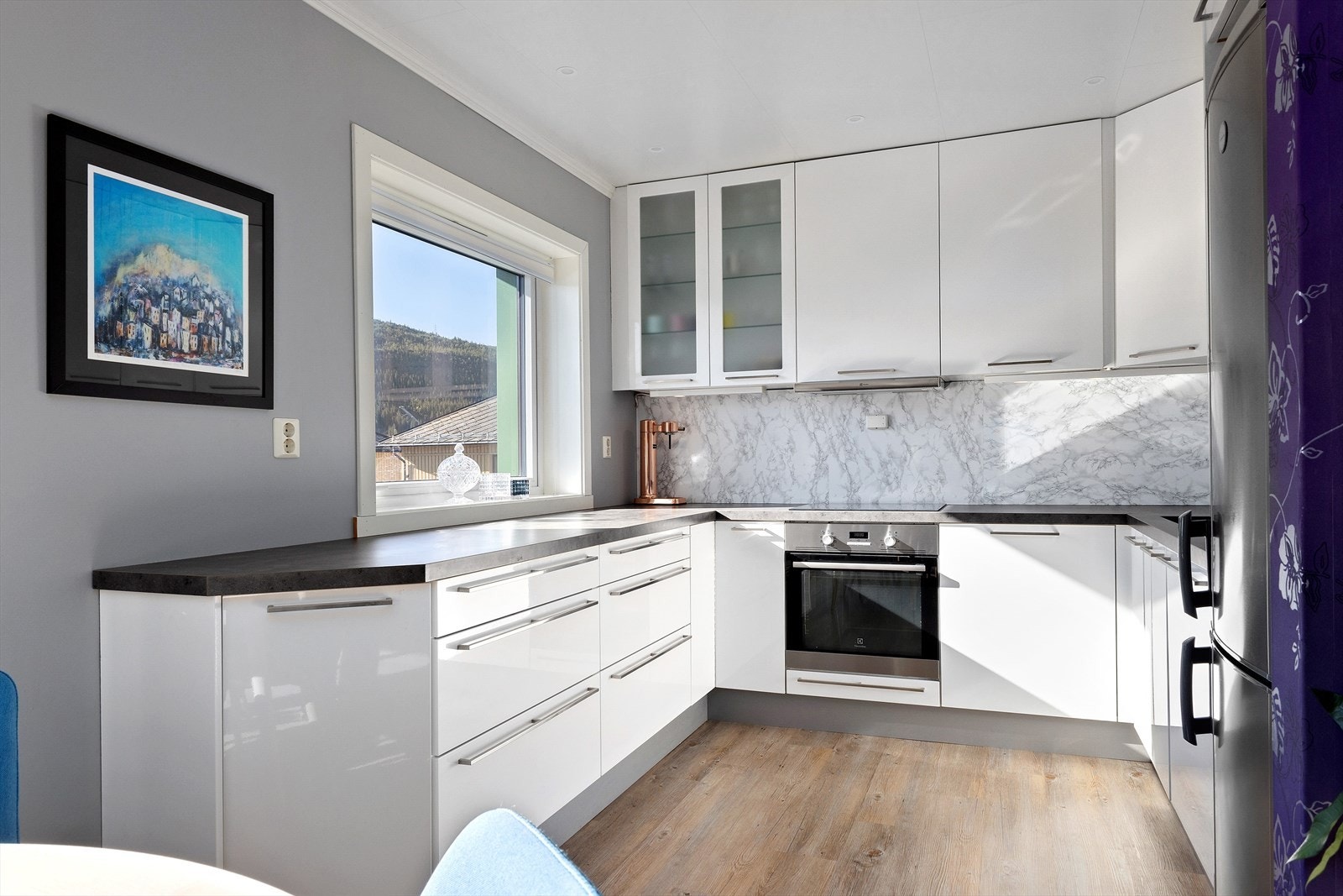 Kjøkkenet er utstyrt med en flott, klassisk innredning. Galleribilde