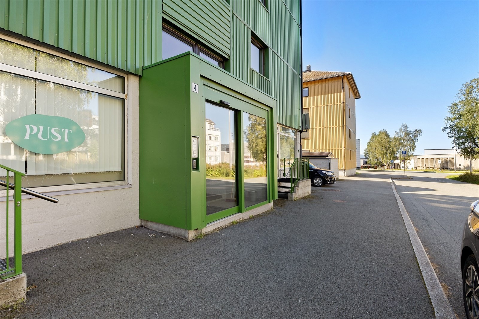 Inngangspartiet ligger i retning mot den nye Nordlandsparken. I gata er det kommunal parkering, som sørger for gode forhold når du skal ha ettermiddagsbesøk. Selv parkerer du på borettslagets eiendom på oppmerkede plasser. Galleribilde