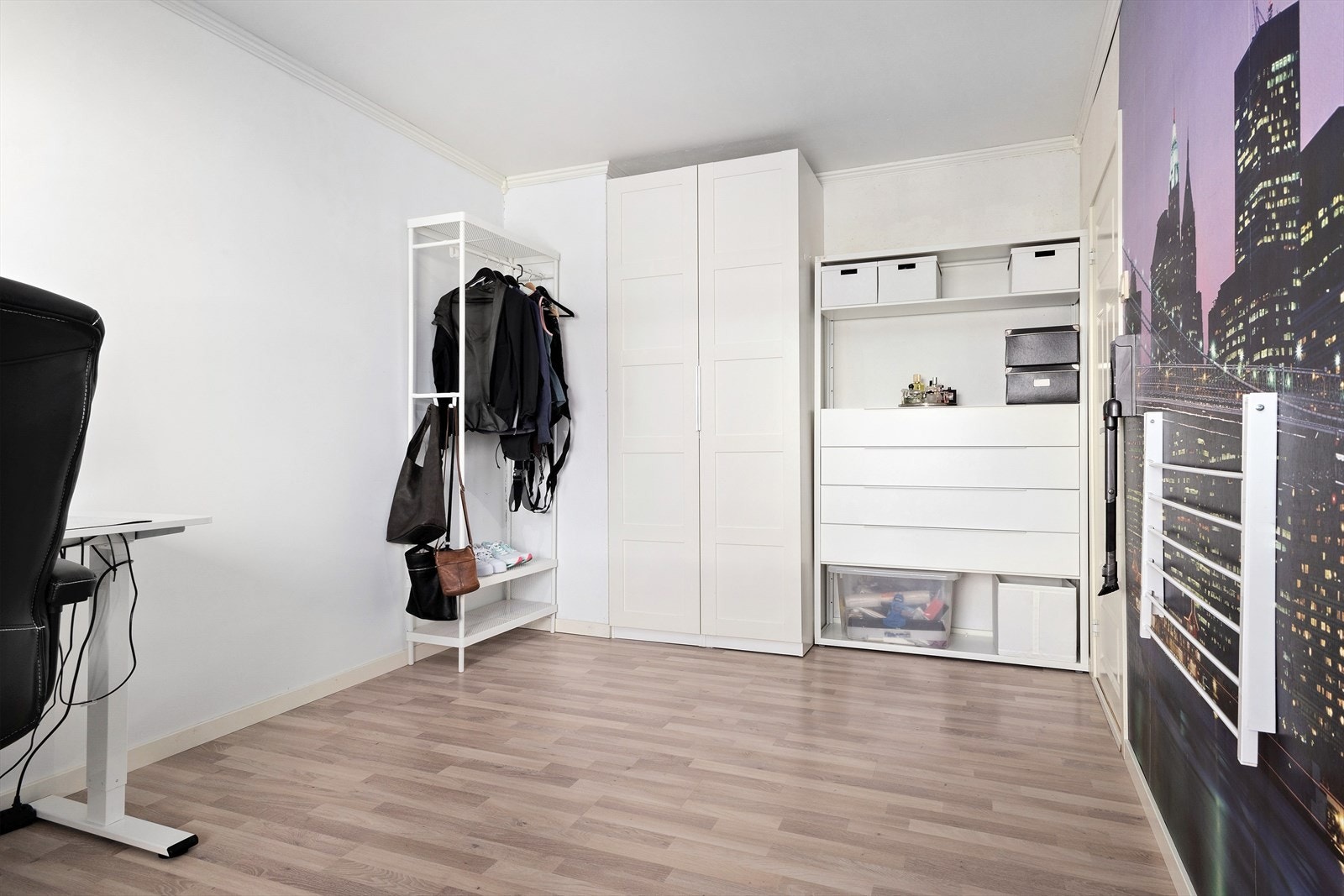 Hovedsoverommet er svært romsling og er utstyrt med garderobeskap og oppbevaringsmøbler. Galleribilde