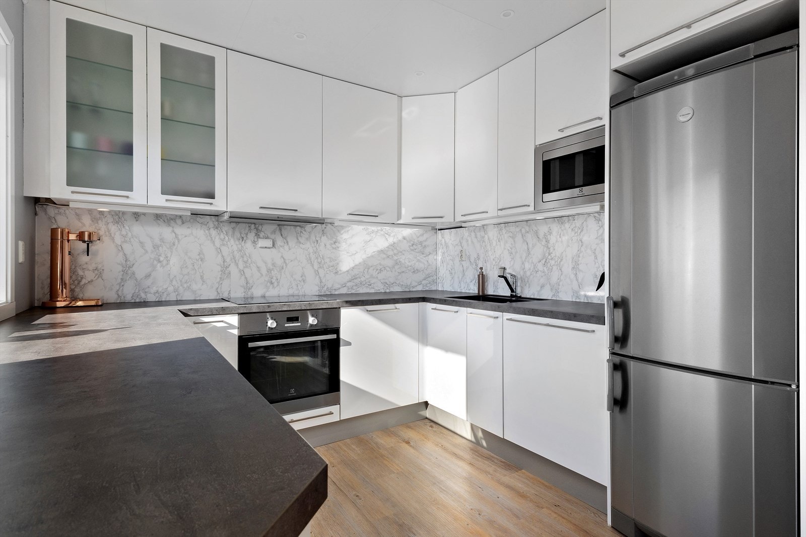 Her medfølger integrerte hvitevarer som stekeovn, platetopp og oppvaskmaskin. Galleribilde