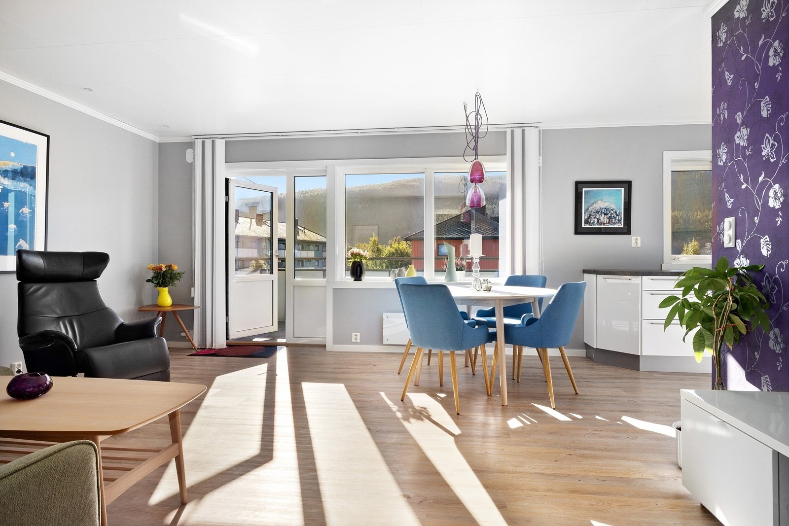 Stuen er lys og romslig med gode møbleringsmuligheter. Galleribilde