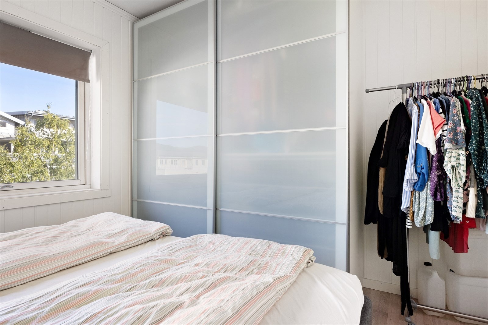 Garderobe medfølger i handelen. Galleribilde