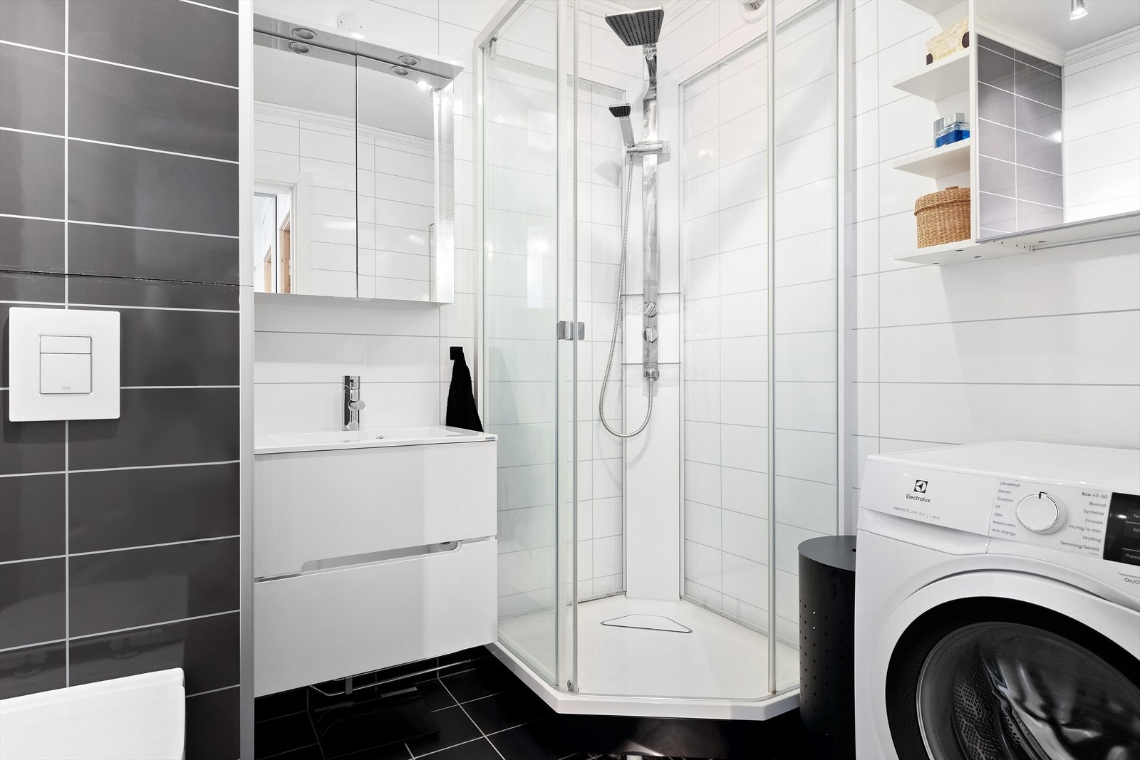 Badet har et moderne uttrykk og er utstyrt med Showerama dusjkabinett fra Porsgrunn Porselen, moderne innredning, vegghengt toalett og opplegg for vaskemaskin. I gulvet er det termotattyrte varmekabler. Varmtvannstanken er plassert i vegg over sisterne. Galleribilde