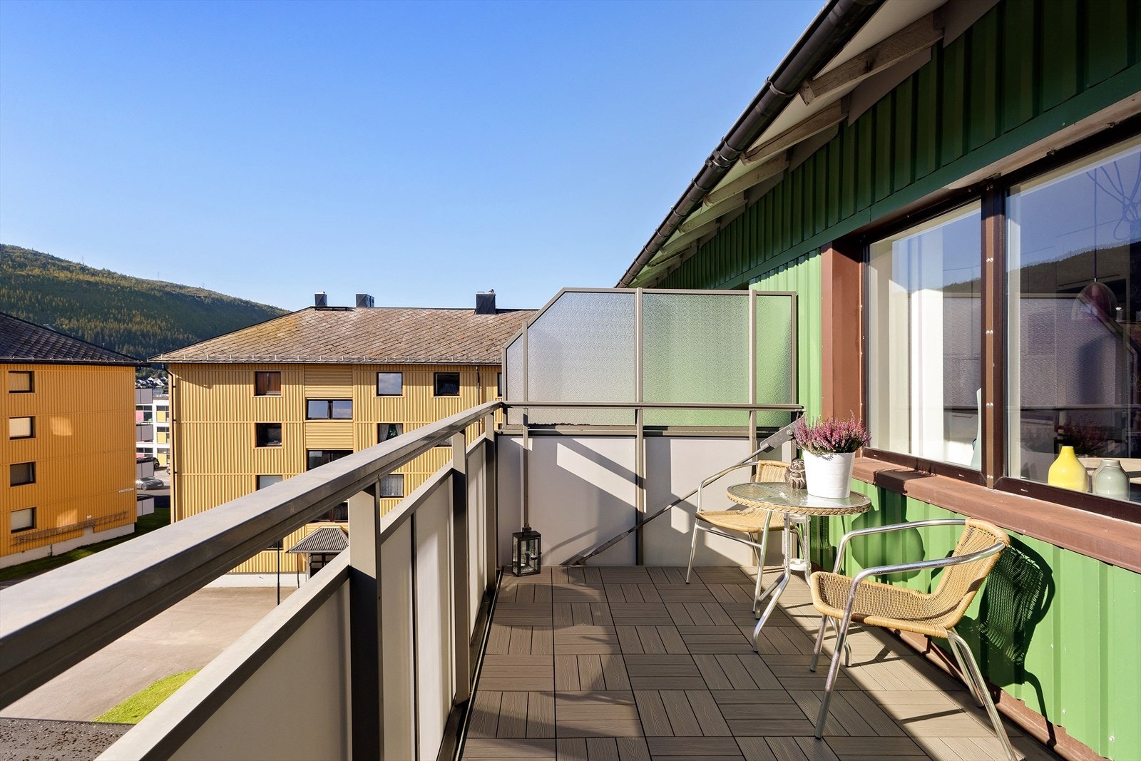 Balkongen byr på gode utsikts- og solforhold. Galleribilde