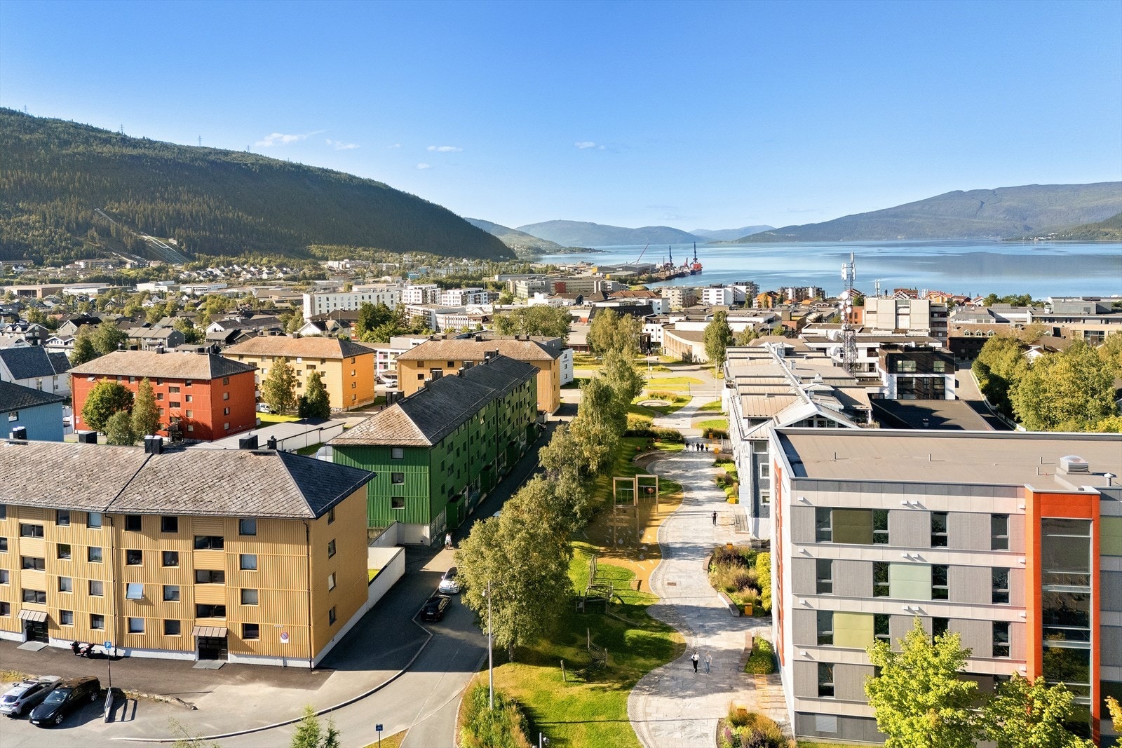 Området ved blokka er rolig og trivelig. Nordlandsparken er virkelig et løft for området! Galleribilde