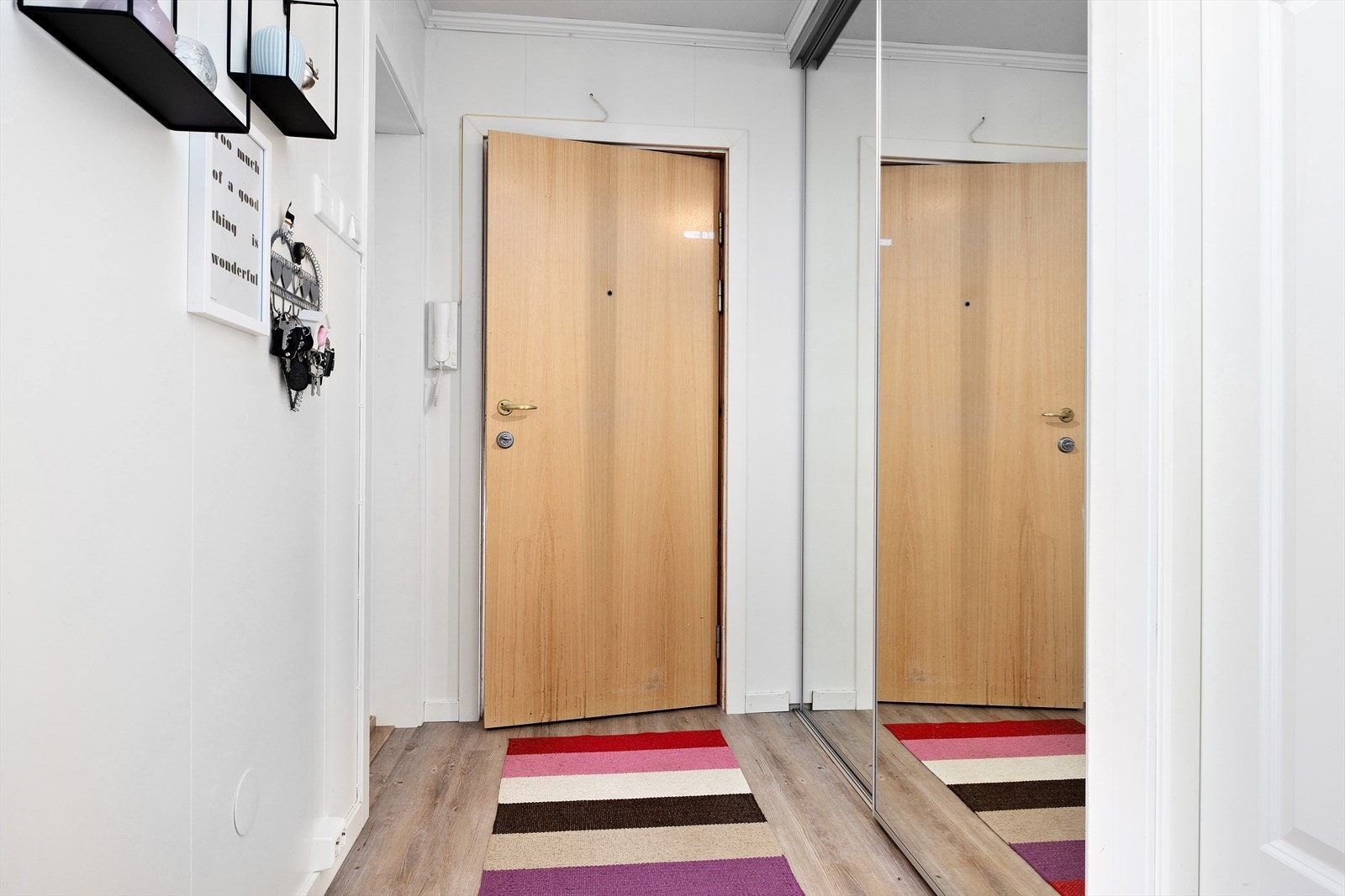 Velkommen inn! Leiligheten ligger i 4. etasje. Fra balkongen har du fine utsynsforhold over borettslagets eiendom. Galleribilde