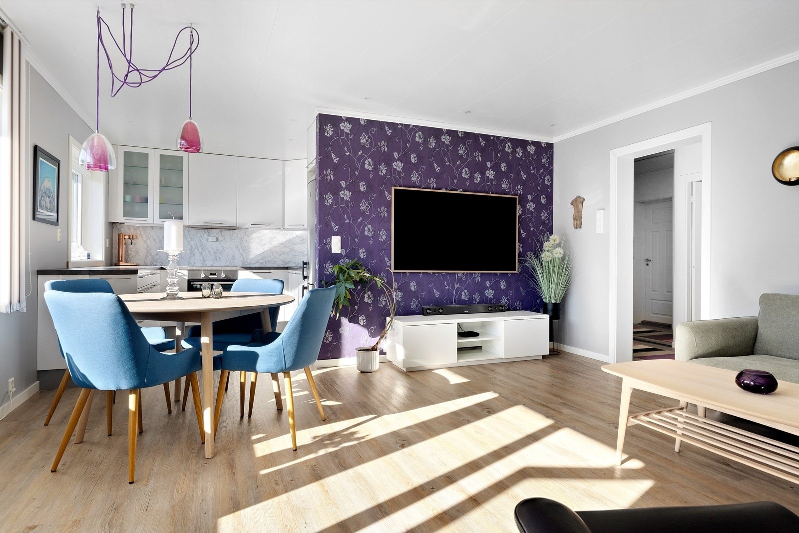 Spisestuen plasserer du gjerne ved kjøkkenet lags de store vinduene i stua. Galleribilde