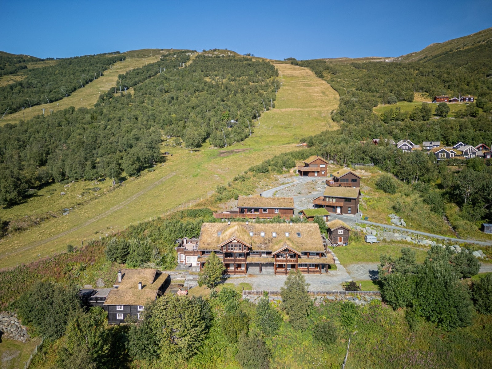 Leiligheten i en etablert hyttegrend i Stølen. Her er både solforholdene og utsikten særdeles god. Galleribilde