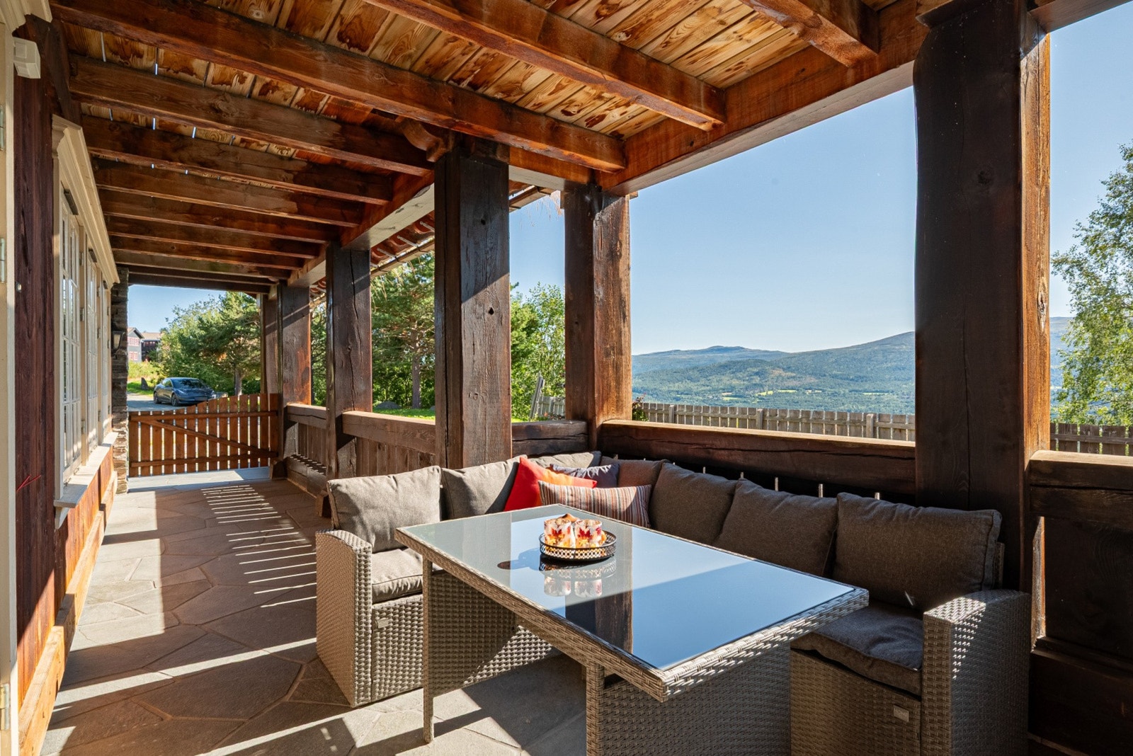 Svalgangen utenfor inngangsdøra er avgrenset med port og er areal som leiligheten bruker som sin egen terrasse/ uteplass. Galleribilde