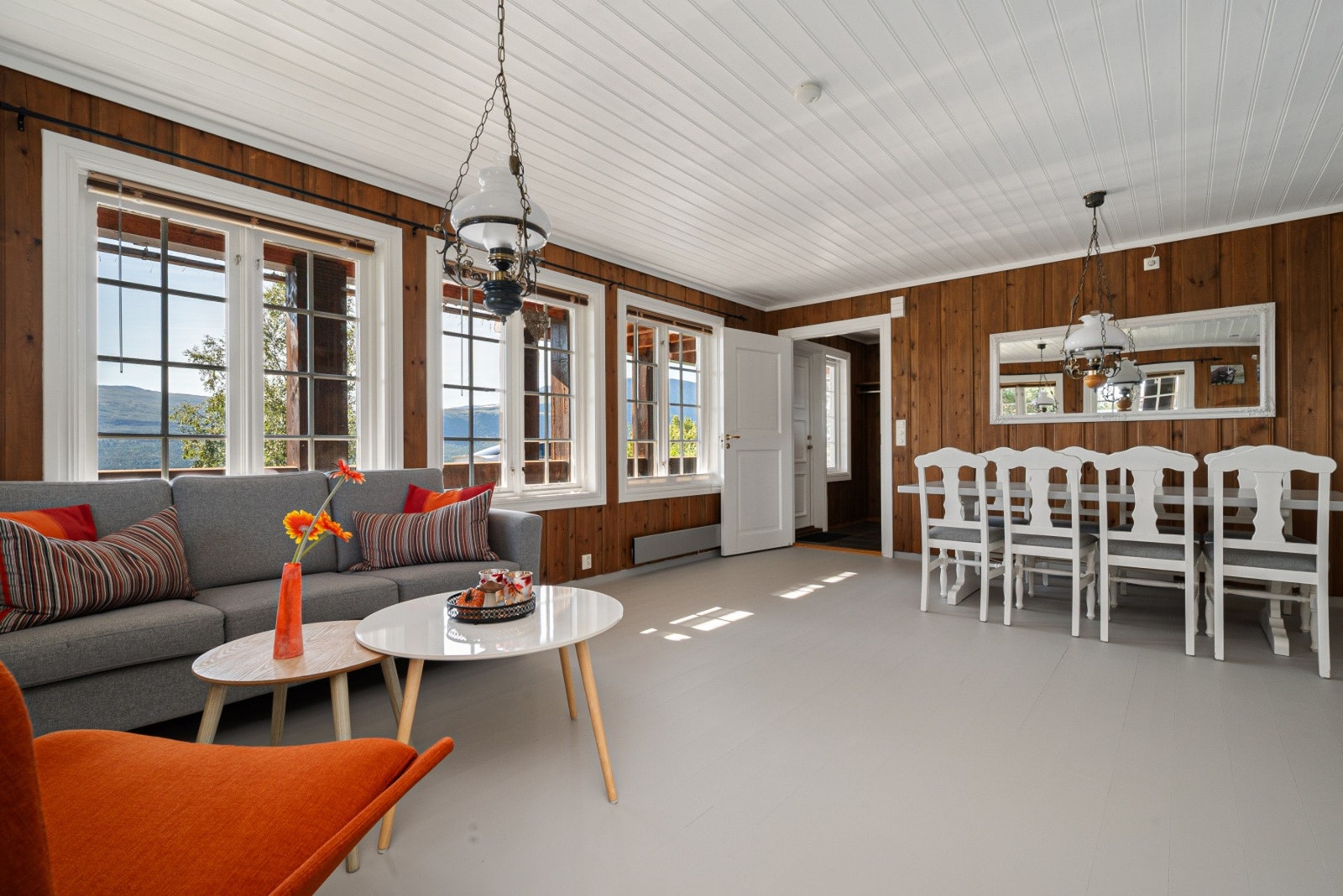 Unik leiligheten beliggende få meter fra alpinbakken i Stølen, mer ski in/ut kommer du ikke. Galleribilde