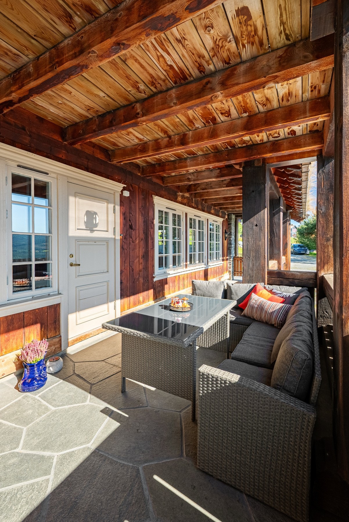 Uteplass ved inngangsdøra til leiligheten. Galleribilde