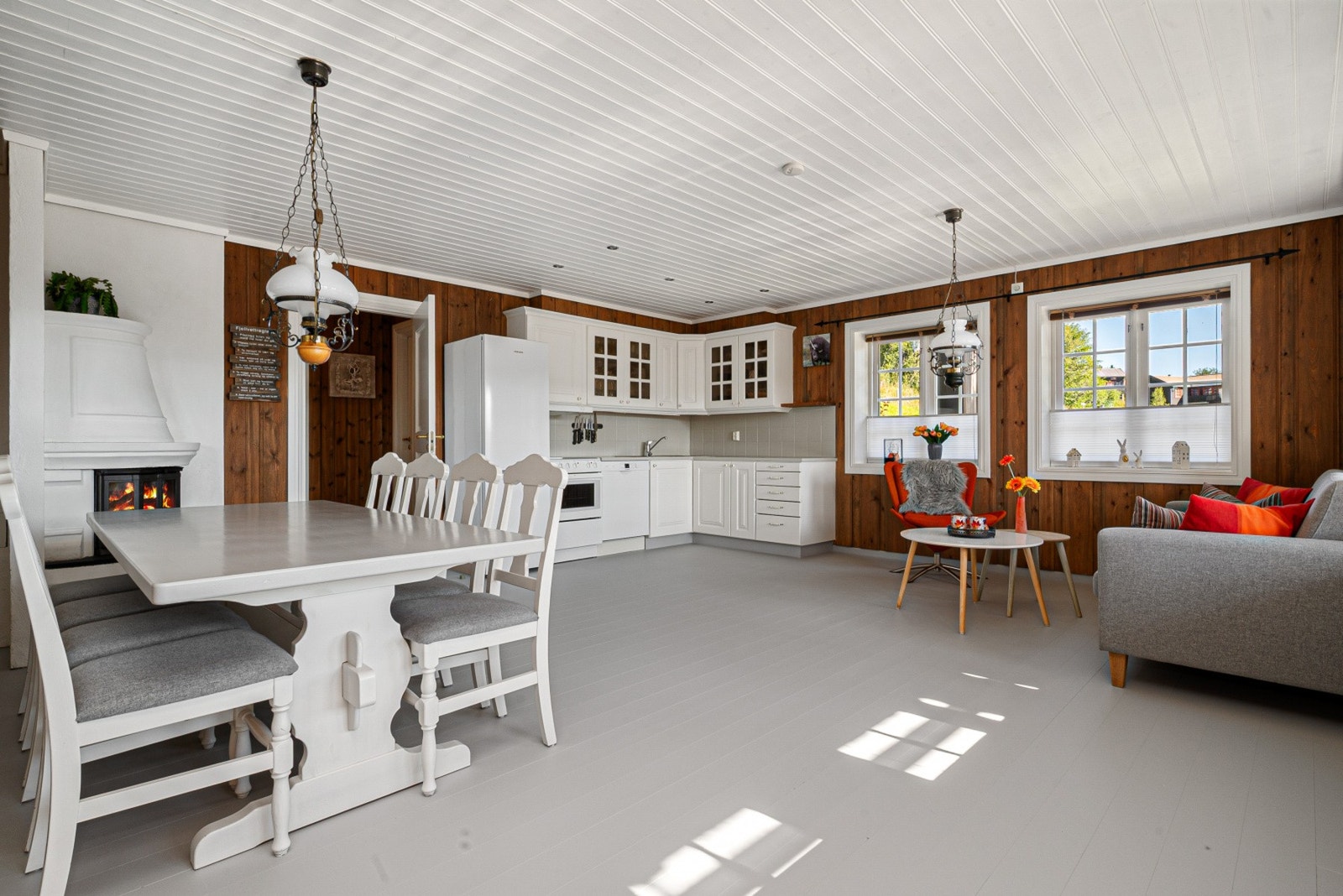 Stuen og kjøkken løsning har flere store vindusflater med vid utsikt. Galleribilde