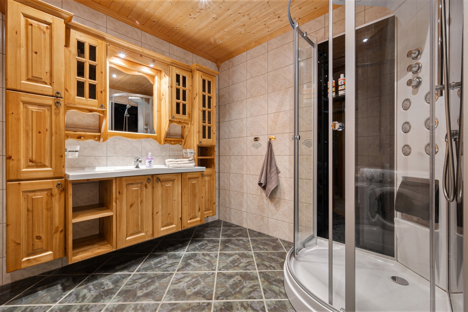 Badet har varmekabler i gulv. Galleribilde