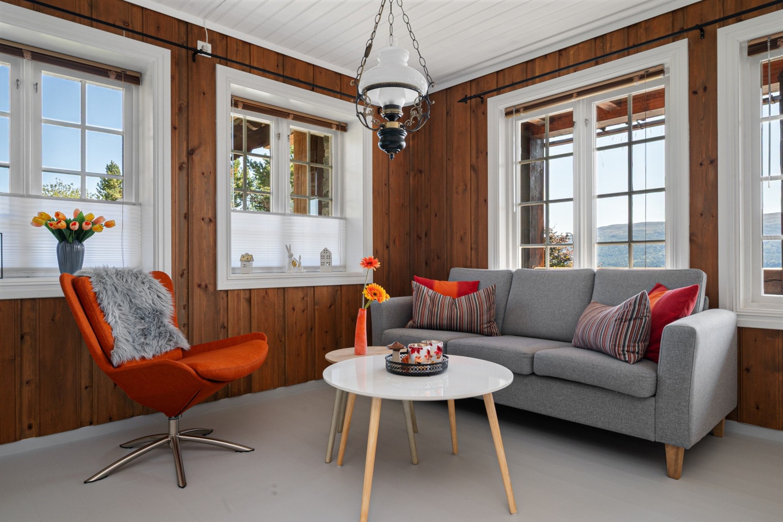 Leiligheten er moderne med gjennomgående god standard med sjarmerende tømmervegger. Galleribilde