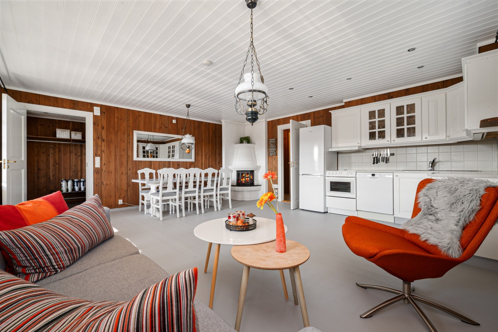 Stuen har plass til stor sofa og spisebord. Galleribilde