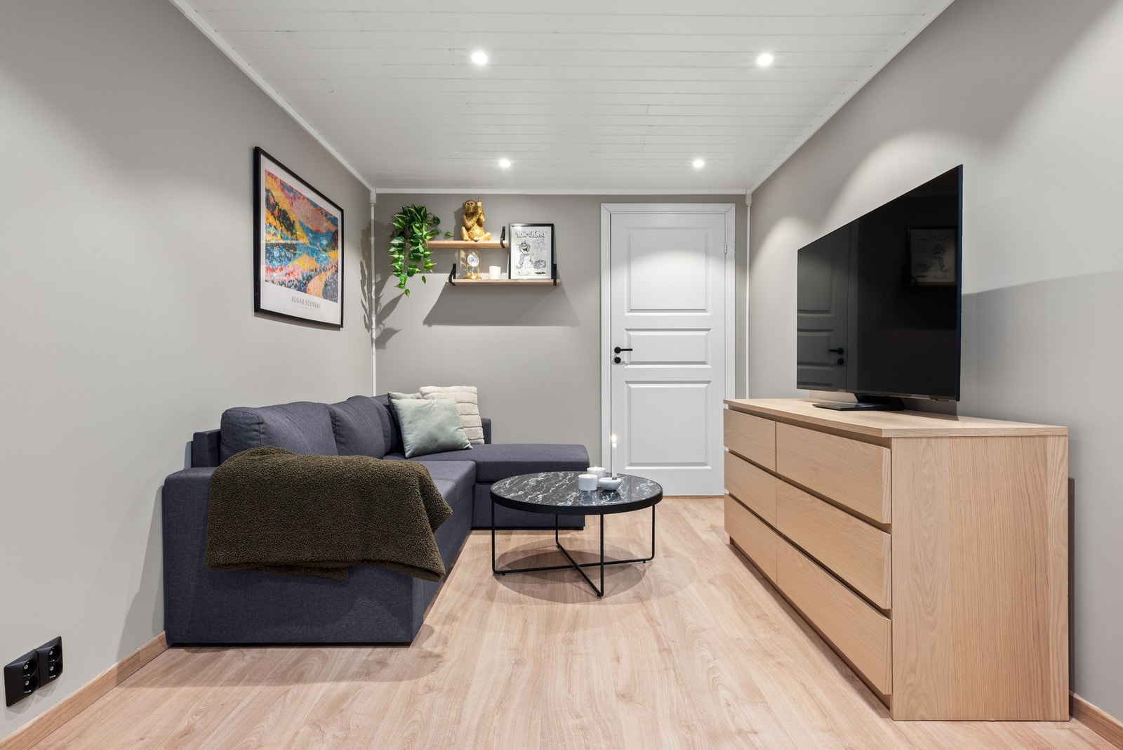 I underetasjen har boligen et innredet rom i bruk som ekstra stue. Galleribilde