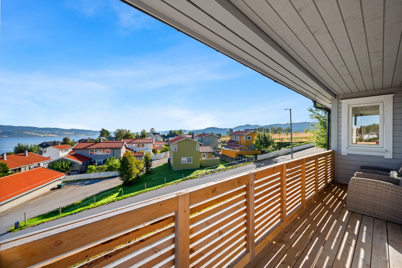 Hovedsoverommet har egen balkong med fantastisk utsikt over fjorden. Galleribilde