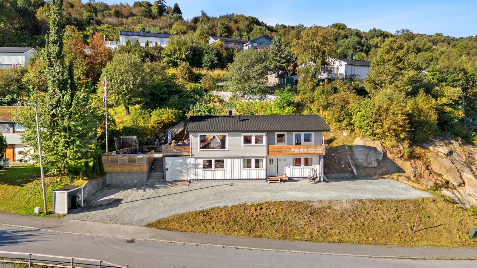 Beliggenheten er ideell for familier, i trygge omgivelser med nærhet til skoler, barnehage og fritidsaktiviteter. Galleribilde