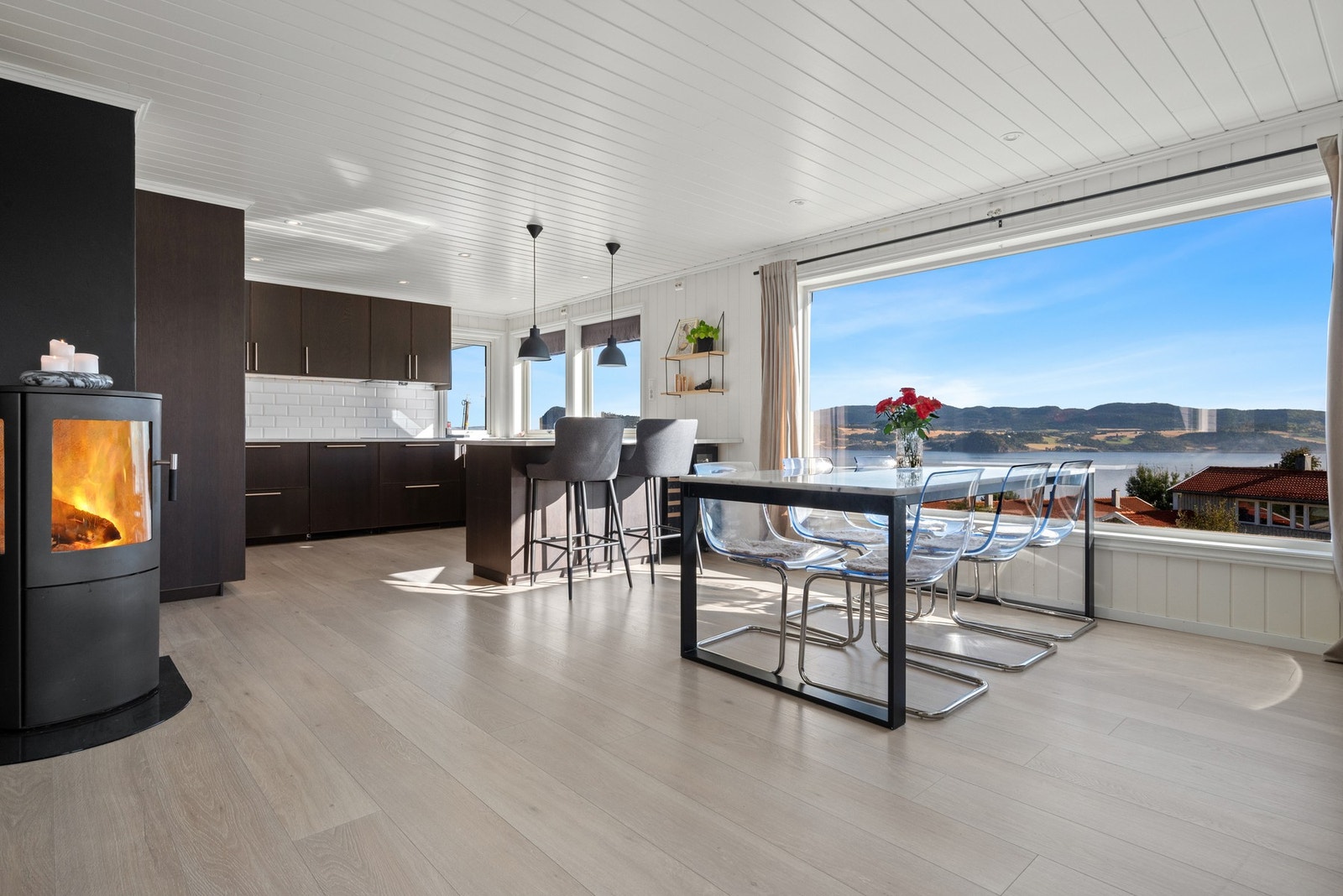 Store vindusflater på tre sider sørger for flotte lys- og utsiktsforhold i allrommet. Galleribilde