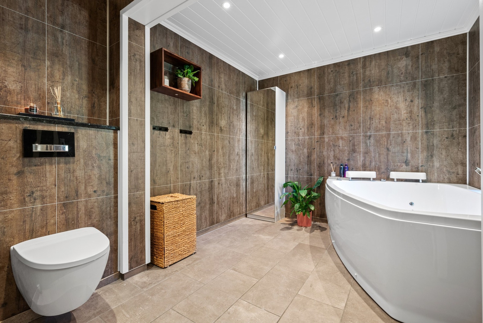 Varme er lagt i gulvet, og badet har både et dusjhjørne og et deilig hjørnebadekar. Galleribilde