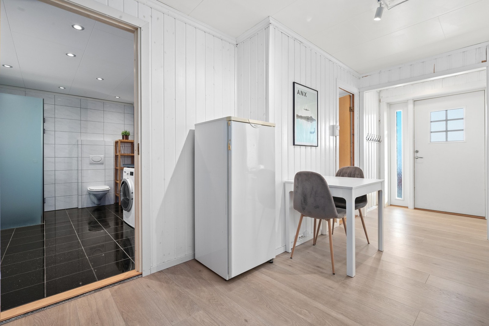 I underetasjen har boligen en godkjent utleiedel, bestående av vindfang, kjøkken, bad, stue, soverom og rom som er innredet som soverom. Galleribilde