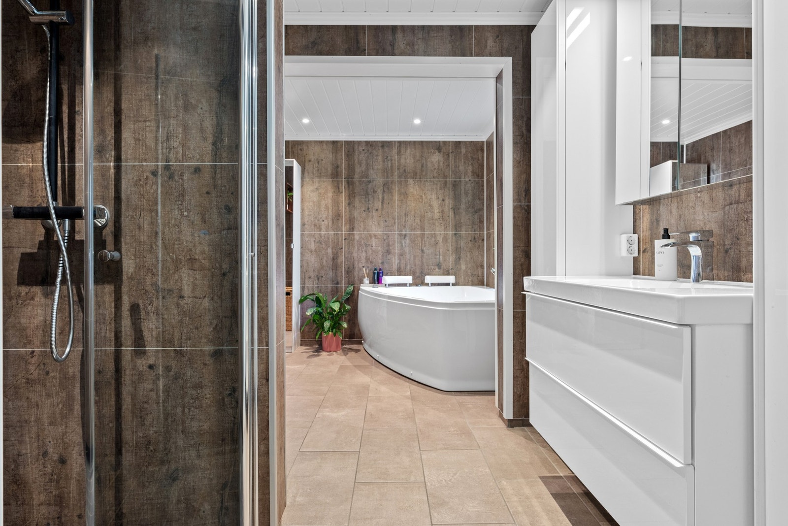 Vegg i vegg med vaskerommet har boligen et stort bad pusset opp i 2020/21. Galleribilde