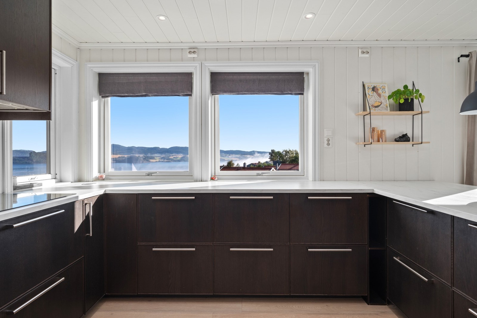 Vinduene gir et luftigere uttrykk på kjøkkenet, samtidig som de gir slående utsikt og mye naturlig lys. Galleribilde