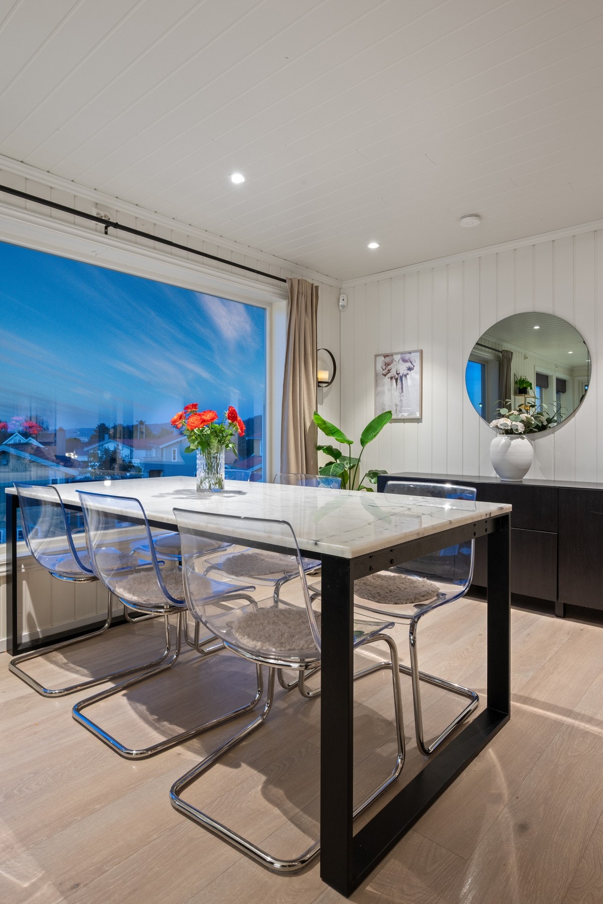 Her kan man nyte måltidene med fantastisk utsikt. Galleribilde