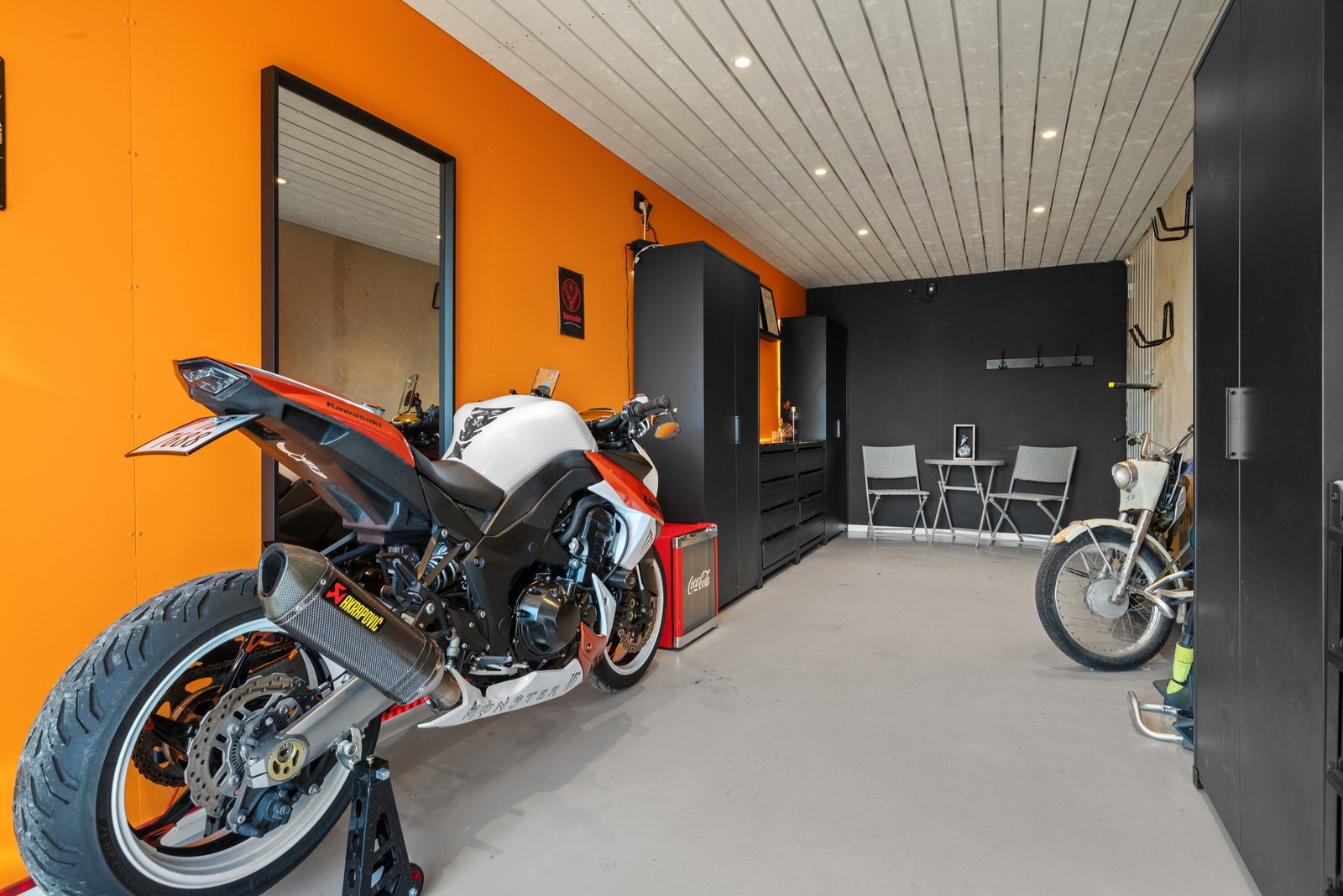 Boligen har god lagringsplass i to innvendige boder, hvor den ene måler ca. 18 kvm. Galleribilde