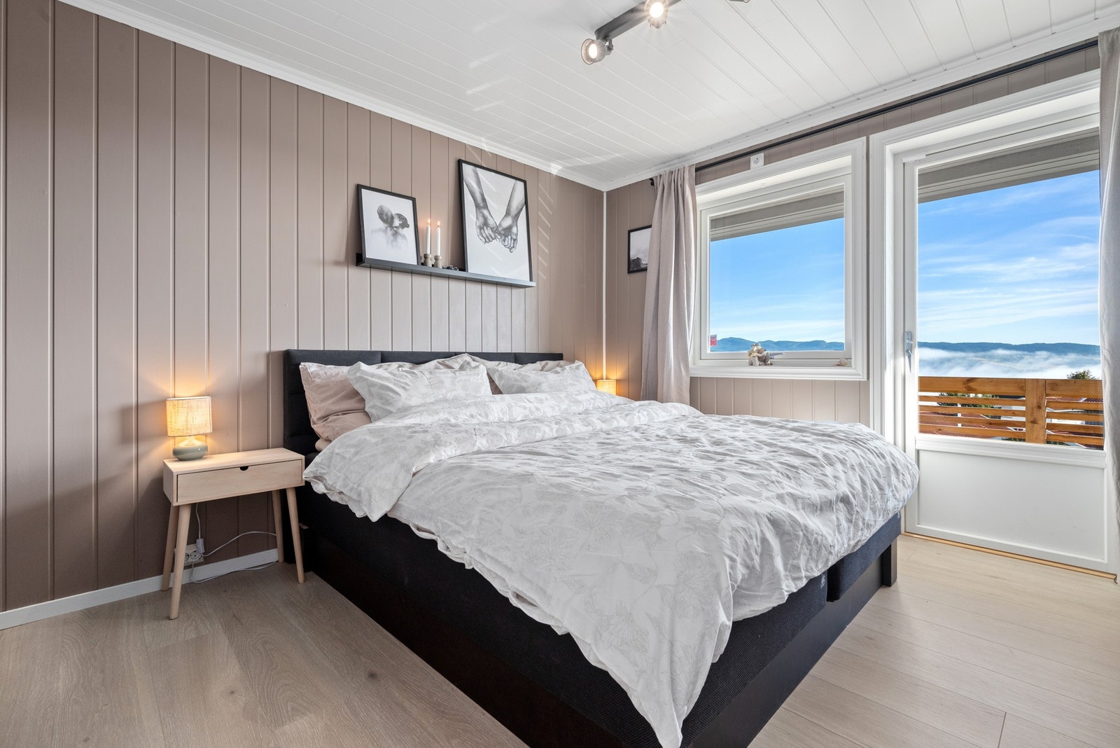 Tre soverom ligger sammen i 1. etasje, meget praktisk hvis man har små barn. Galleribilde