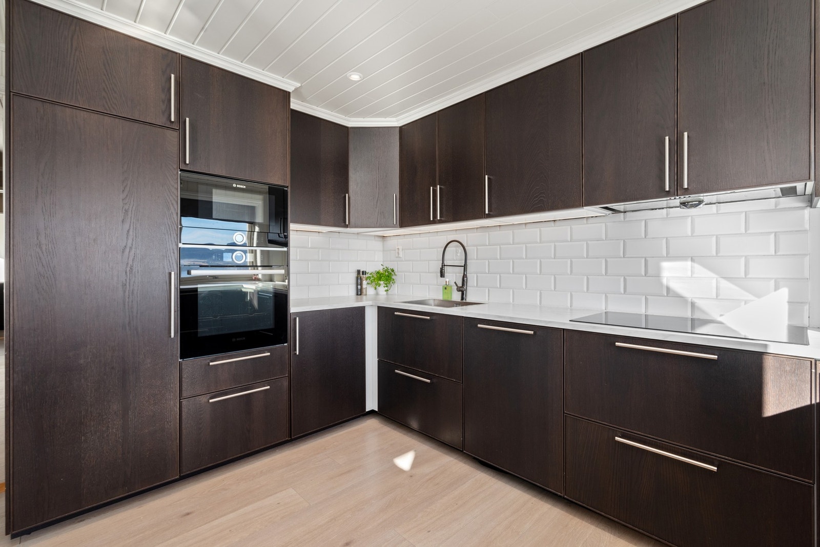 Alle hvitevarene er integrerte, inkluderet stekeovn og mikrobølgeovn i høyskap. Galleribilde