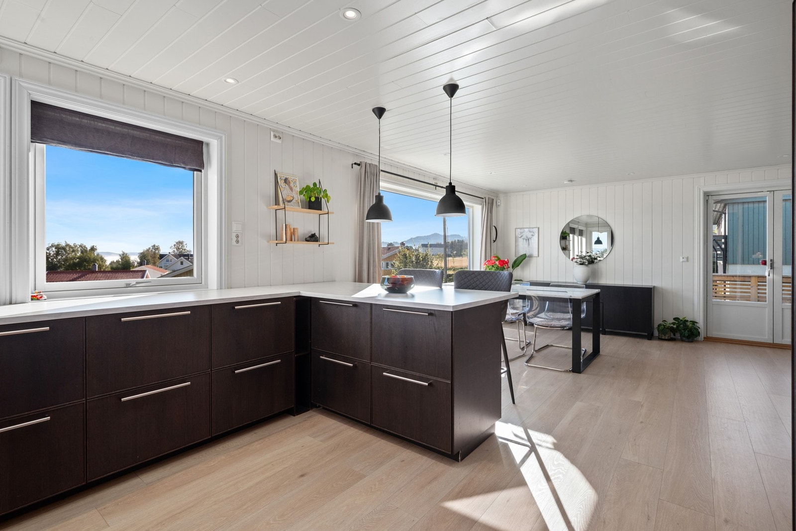 Ut mot stuen har kjøkkenet en barløsning, perfekt for måltider, gode samtaler og lekselesning mens middagen tilberedes. Galleribilde