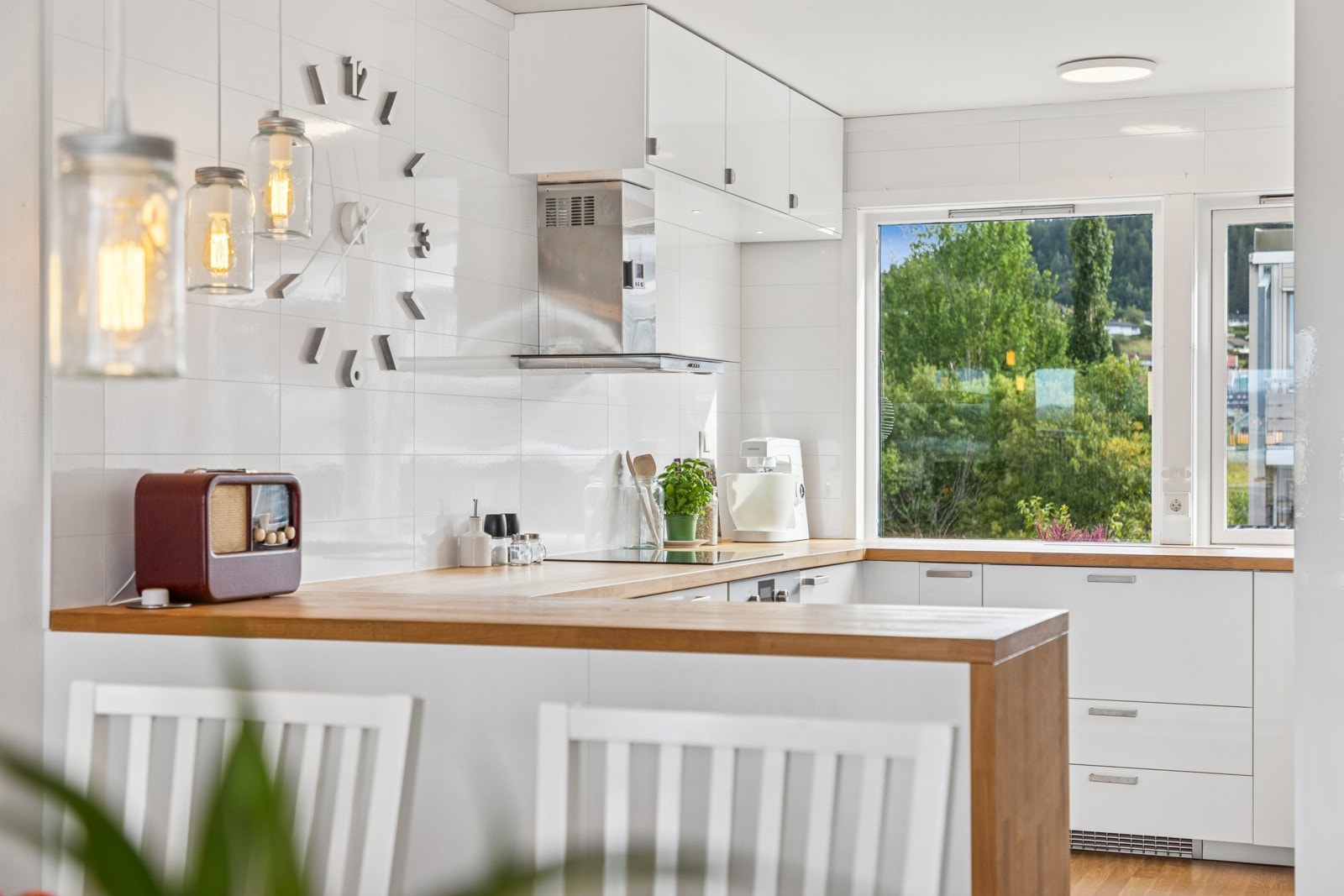 Det er medfølgende hvitevarer i form av oppvaskmaskin, stekeovn, platetopp, kombiskap og mikrobølgeovn. Galleribilde
