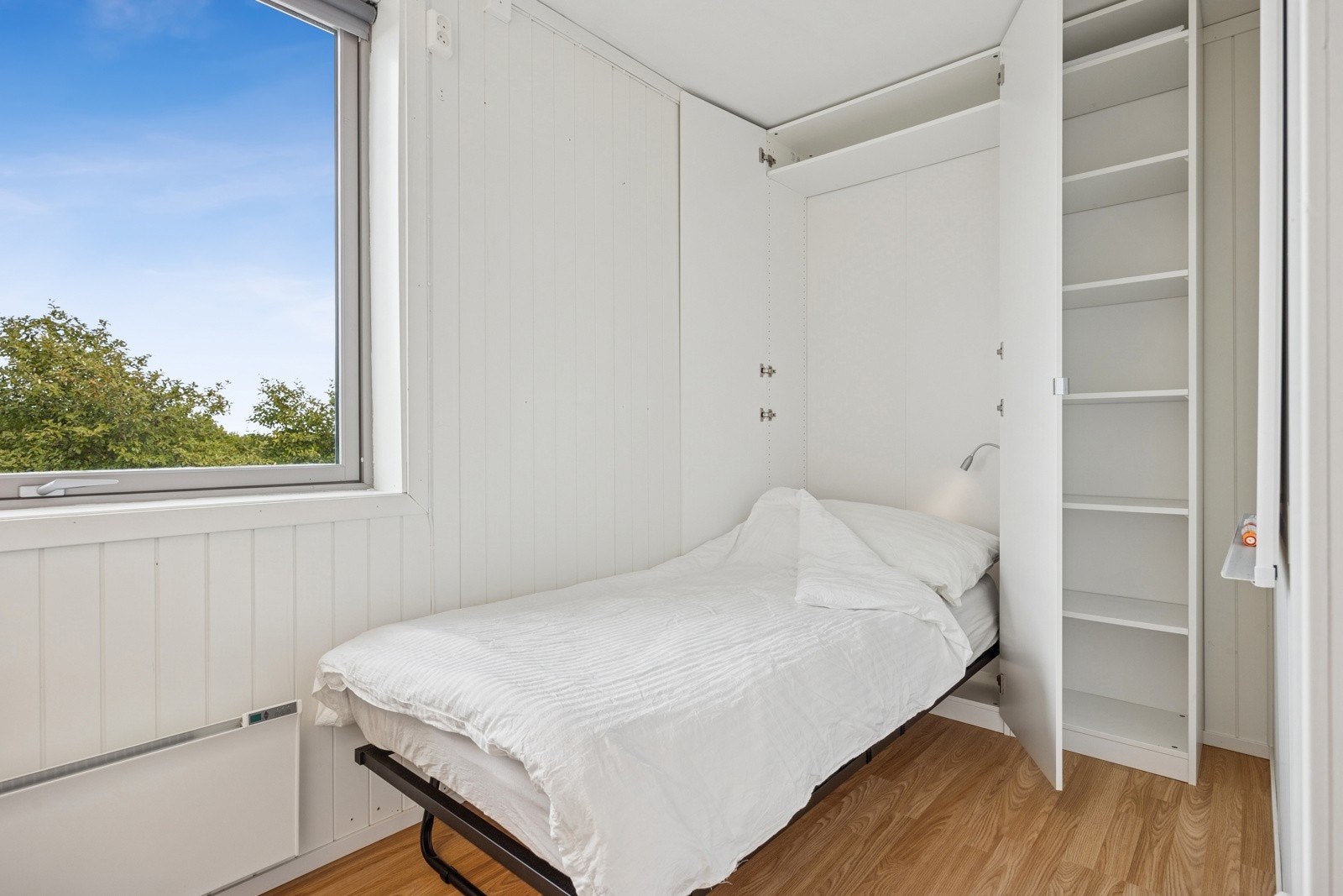 I 2012 ble det gitt igangsettingstillatelse for bruksendring av bod til et fjerde soverom. Selger har sendt inn anmodning om ferdigattest. Det gis ingen garanti for at ferdigattest blir innvilget. Galleribilde