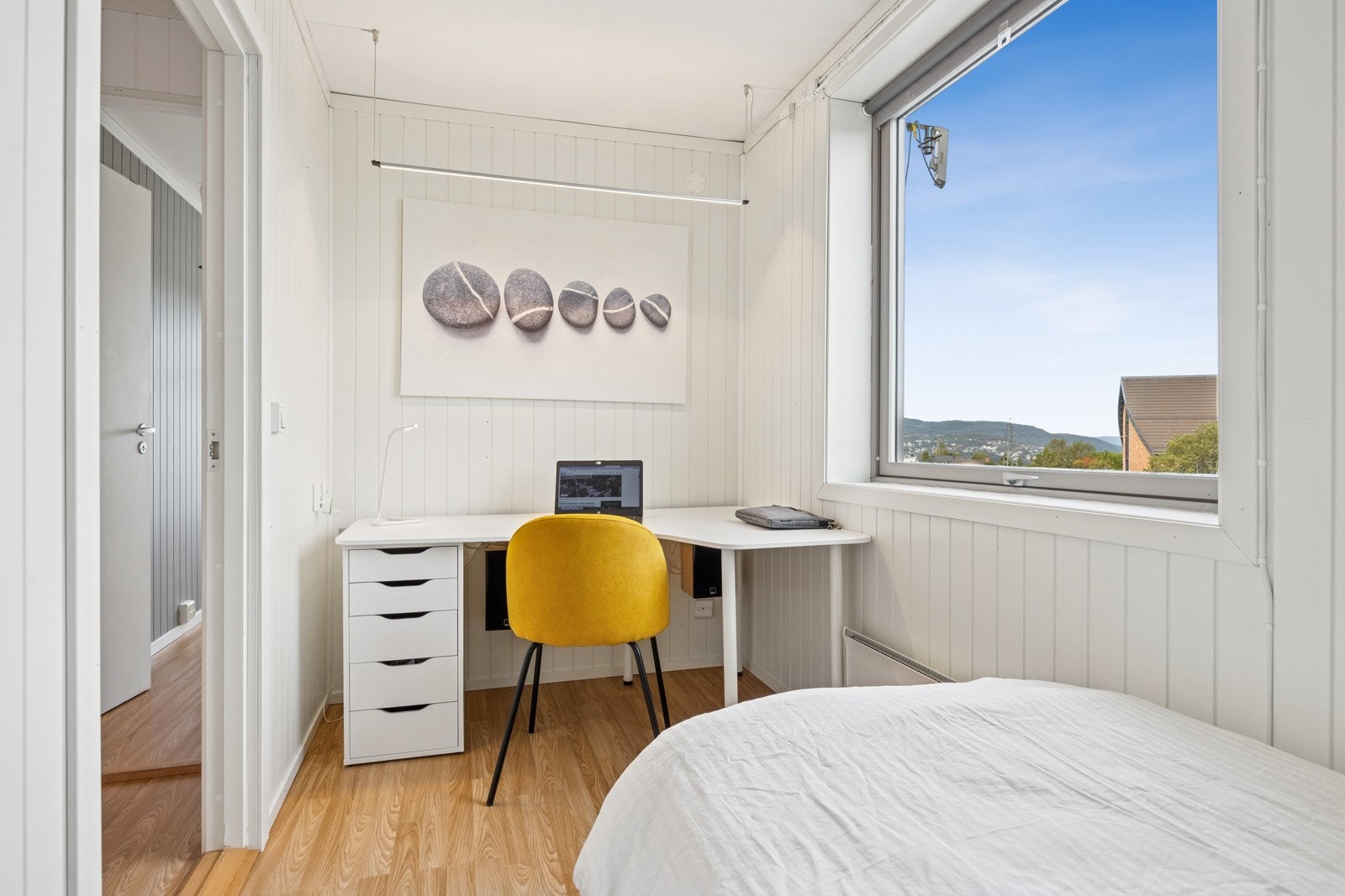 Det er oppvarming gjennom vannbåren varme i radiatorer som er inkludert i de månedlige felleskostnadene. Seng kan skjules i skap. Galleribilde