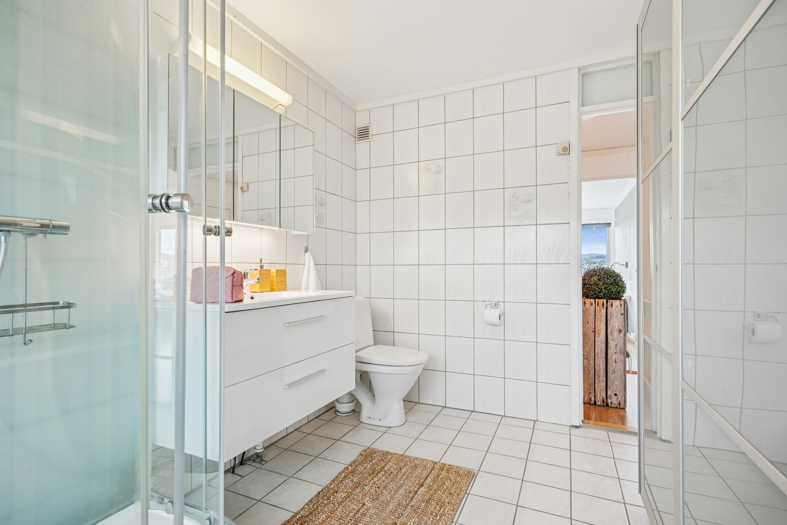 Det 10,5 kvm store badet har flislagte overflater. Galleribilde