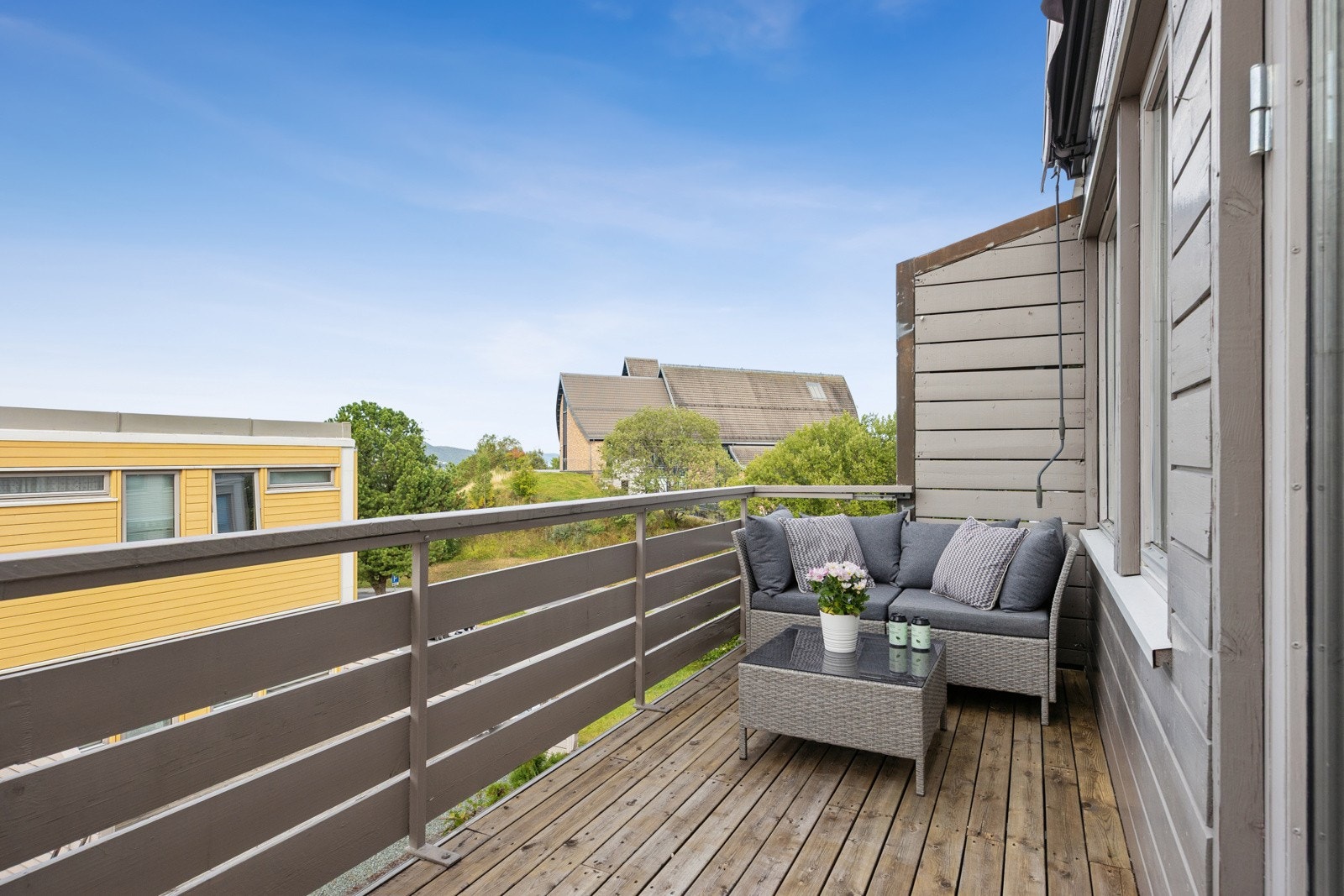 Uteplassen på motsatt side vender mot vest og nyter svært gode solforhold på ettermiddags- og kveldstid. Galleribilde
