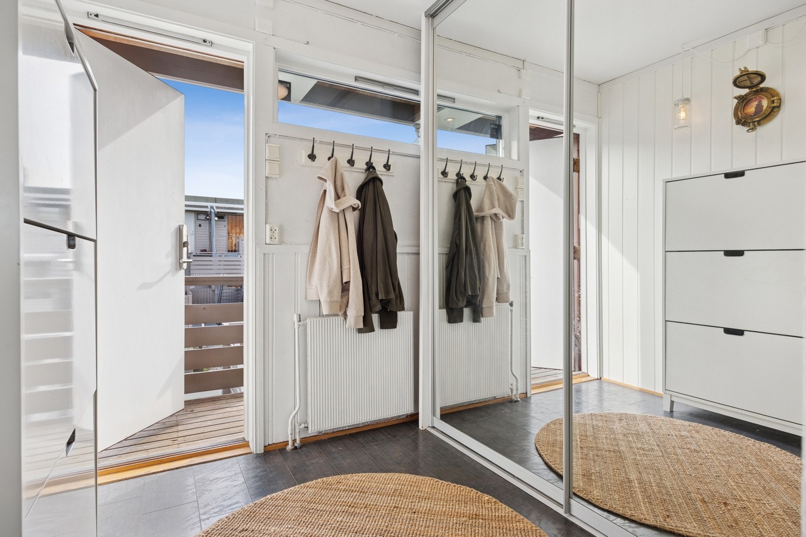Du blir møtt av en romslig entré med gode oppbevaringsmuligheter i skyvedørsgarderobe. Galleribilde